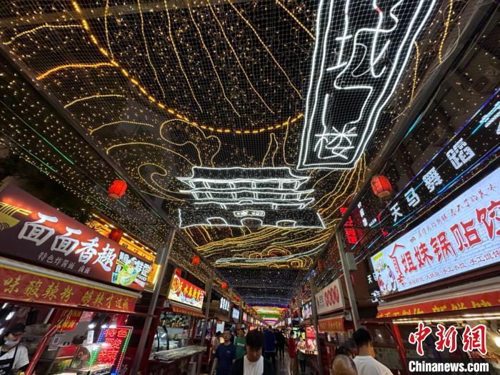 圖為明清街夜市燈光點亮具有武威文化元素的“涼州古城門”彩燈。　戴文昌 攝</p><p>