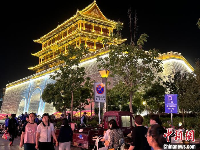 圖為夜幕降臨，涼州古城門燈光亮起?！〈魑牟?攝