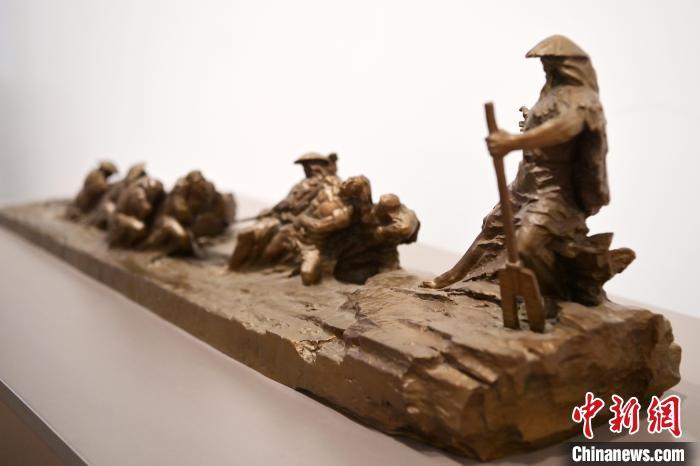 5月21日，在“絲路印跡”雕塑藝術(shù)作品展展出的作品《治水為民·禹德九州》。九美旦增 攝</p>
<p>