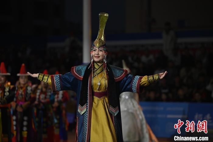 圖為開幕式現(xiàn)場蒙古族服飾秀。李亞龍 攝