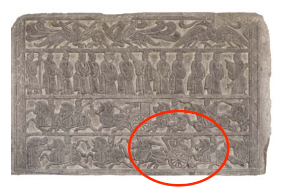 △漢代迎賓、車馬出行畫像石，現(xiàn)藏于臨沂市博物館。畫像石的第四層中有軺車出現(xiàn)。