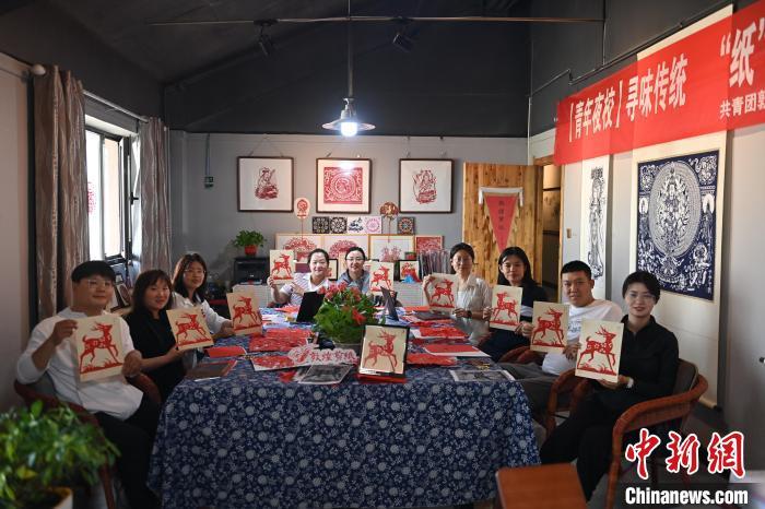 6月6日，在甘肅敦煌青年夜校課程中，青年學(xué)員展示學(xué)習(xí)敦煌非遺剪紙的成果。