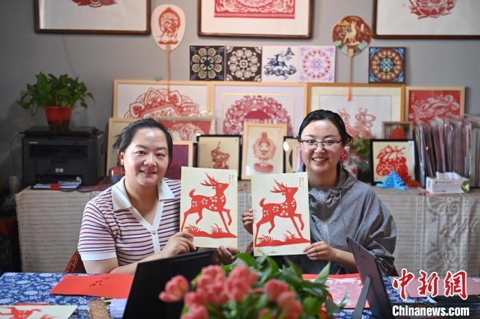 6月6日，在甘肅敦煌青年夜校課程中，青年學(xué)員展示學(xué)習(xí)敦煌非遺剪紙的成果。李亞龍 攝　　