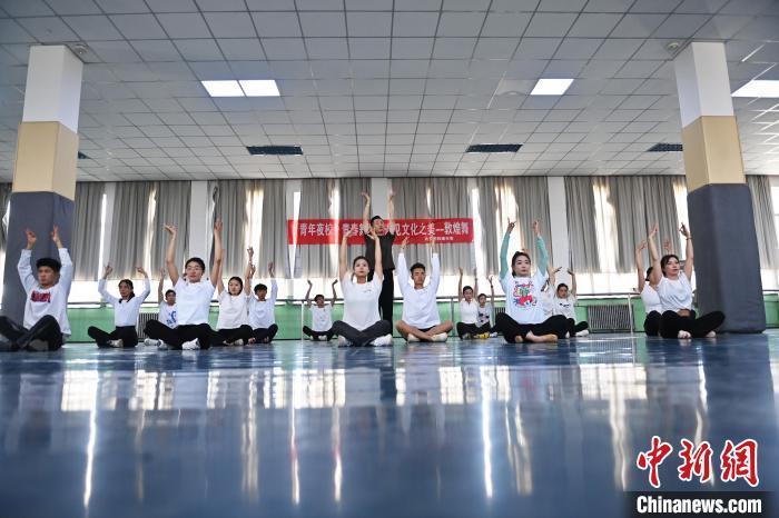 6月6日，在甘肅敦煌青年夜校課程中，青年學(xué)員學(xué)習(xí)敦煌舞課程。李亞龍 攝　　