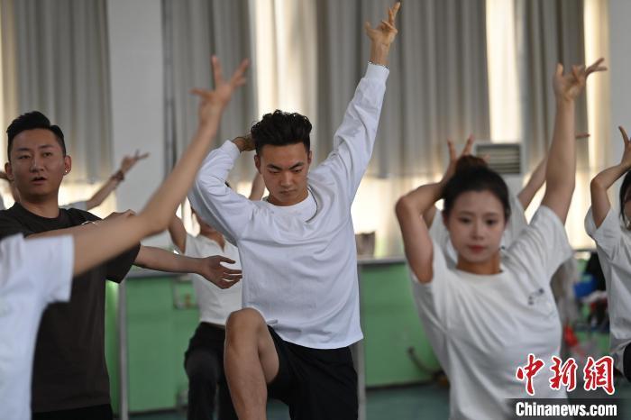 6月6日，在甘肅敦煌青年夜校課程中，青年學(xué)員學(xué)習(xí)敦煌舞課程。李亞龍 攝　　