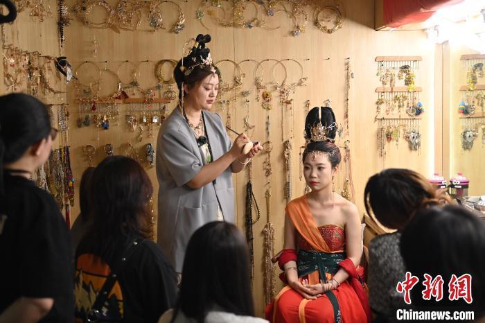 6月6日，在甘肅敦煌青年夜校課程中，青年學(xué)員學(xué)習(xí)敦煌美妝課程。李亞龍 攝