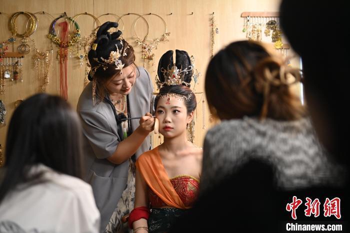 6月6日，在甘肅敦煌青年夜校課程中，青年學(xué)員學(xué)習(xí)敦煌美妝課程。李亞龍 攝　　