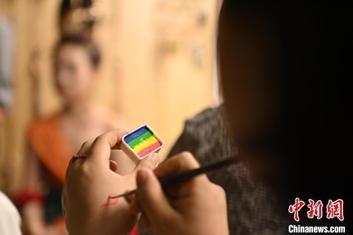 6月6日，在甘肅敦煌青年夜校課程中，青年學(xué)員學(xué)習(xí)敦煌美妝課程。李亞龍 攝　　