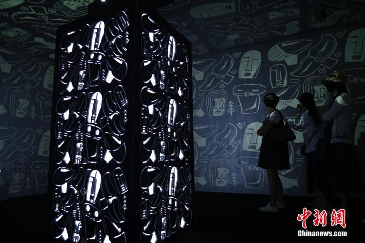 圖為游客參觀藝術(shù)展。中新社記者 李亞龍 攝