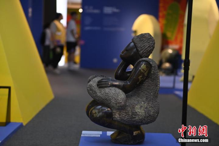 圖為游客參觀藝術(shù)展。中新社記者 李亞龍 攝</p>
<p>