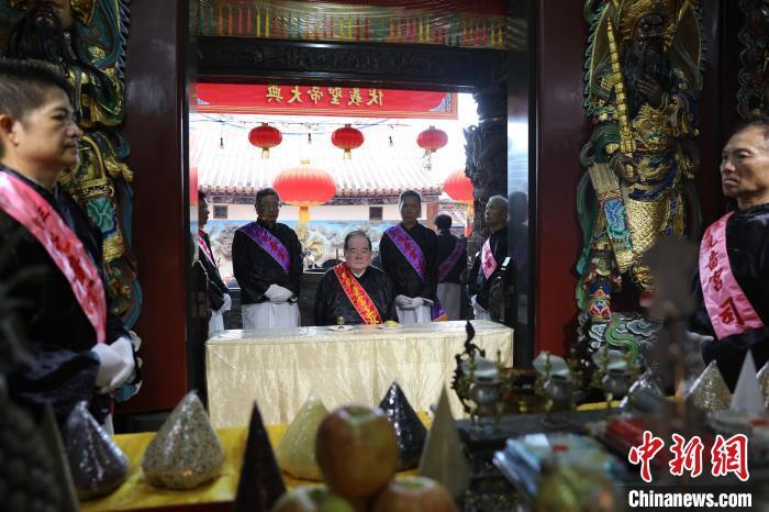 6月21日，“2024(甲辰年)兩岸共祭人文始祖伏羲典禮”在臺(tái)灣新北舉行。擔(dān)任主祭官的先嗇宮董事長(zhǎng)、中國(guó)國(guó)民黨前秘書(shū)長(zhǎng)李乾龍(中)出席典禮并擔(dān)任主祭官。中新社記者 張曉曦 攝