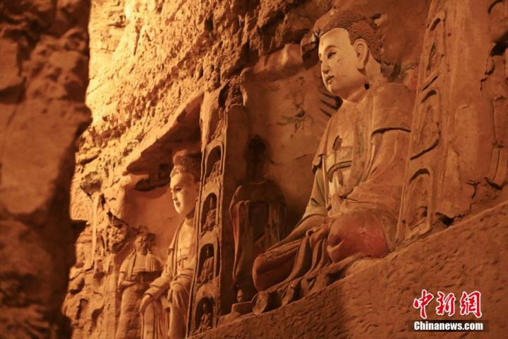 7月15日，甘肅省平?jīng)鍪袥艽h百里石窟長廊中的王母宮石窟造像。百里石窟長廊位于涇川縣境內(nèi)，由512個石窟、5眼窟中石井組成，現(xiàn)存王母宮石窟、鳳凰山石窟、南石窟寺、丈八寺石窟、羅漢洞石窟、太山寺石窟等規(guī)模較大的石窟群，還有數(shù)量眾多的小石窟群。王母宮石窟又名千佛洞，該窟設(shè)計(jì)宏大，造像生動，窟內(nèi)擁有造像數(shù)百尊，是較為珍貴的佛教文化歷史遺存。中新社記者 李亞龍 攝</p>
<p>