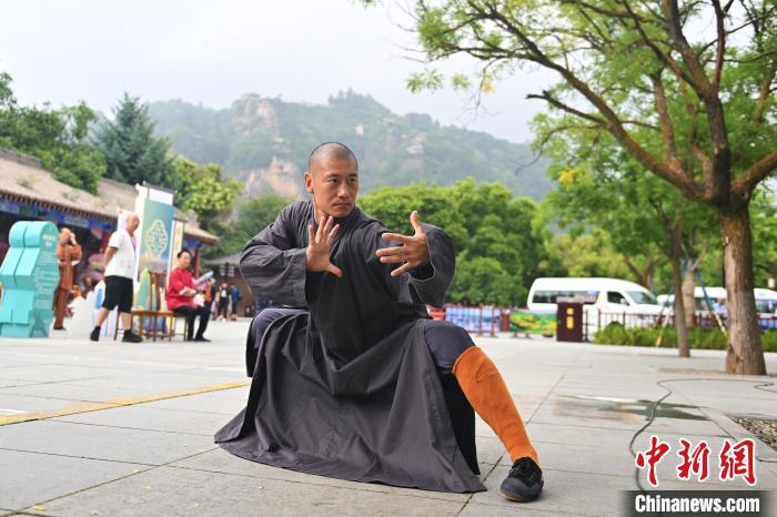 7月14日，甘肅省平?jīng)鍪嗅轻忌骄皡^(qū)內(nèi)，嵩山少林弟子展示武藝。7月13日至14日，“2024年北京體育大學(xué)第十五屆國際武術(shù)比賽交流大會暨首屆崆峒山國際武術(shù)大會”舉行，大會也在崆峒山景區(qū)進(jìn)行問道崆峒、武術(shù)高級研修班、崆峒拜師等系列活動。中新社記者 李亞龍 攝</p>
<p>