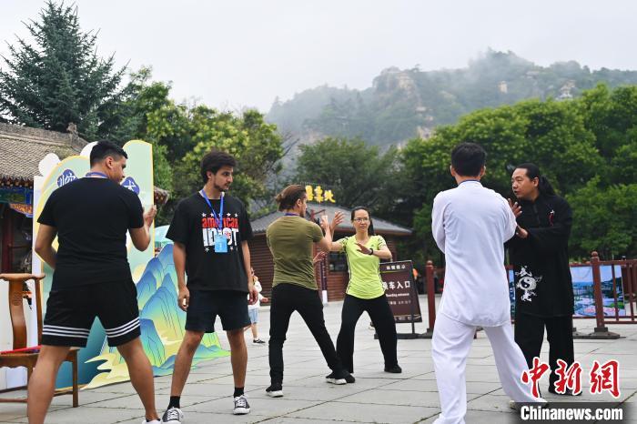 7月14日，甘肅省平?jīng)鍪嗅轻忌骄皡^(qū)內(nèi)，外籍武術(shù)愛好者學(xué)習(xí)崆峒派武術(shù)。7月13日至14日，“2024年北京體育大學(xué)第十五屆國際武術(shù)比賽交流大會暨首屆崆峒山國際武術(shù)大會”舉行，大會也在崆峒山景區(qū)進(jìn)行問道崆峒、武術(shù)高級研修班、崆峒拜師等系列活動。中新社記者 李亞龍 攝</p>
<p>