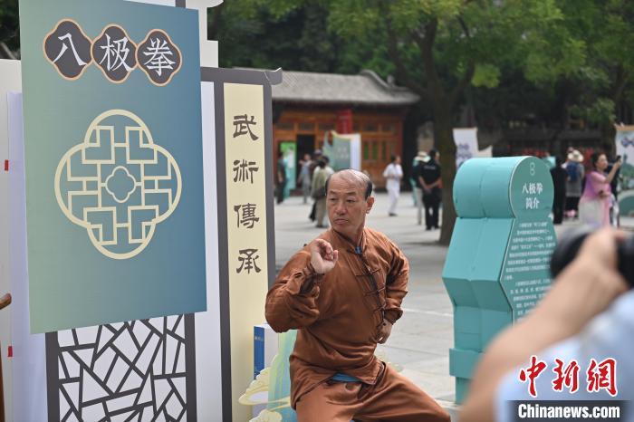 7月14日，甘肅省平?jīng)鍪嗅轻忌骄皡^(qū)內(nèi)，八極拳傳承人展示八極拳。7月13日至14日，“2024年北京體育大學(xué)第十五屆國際武術(shù)比賽交流大會暨首屆崆峒山國際武術(shù)大會”舉行，大會也在崆峒山景區(qū)進(jìn)行問道崆峒、武術(shù)高級研修班、崆峒拜師等系列活動。中新社記者 李亞龍 攝</p>
<p>