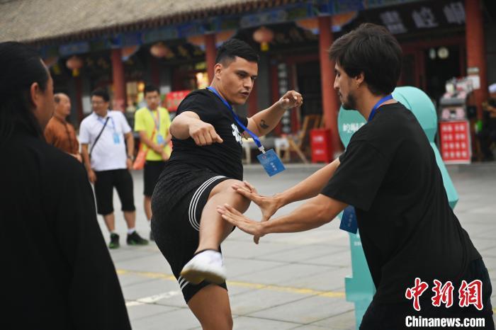 7月14日，甘肅省平?jīng)鍪嗅轻忌骄皡^(qū)內(nèi)，外籍武術(shù)愛好者切磋武藝。7月13日至14日，“2024年北京體育大學(xué)第十五屆國際武術(shù)比賽交流大會暨首屆崆峒山國際武術(shù)大會”舉行，大會也在崆峒山景區(qū)進(jìn)行問道崆峒、武術(shù)高級研修班、崆峒拜師等系列活動。中新社記者 李亞龍 攝