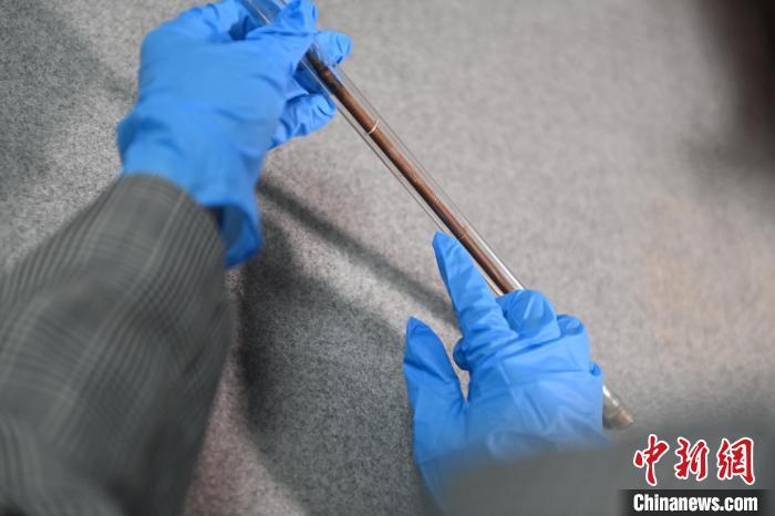 2024年5月7日，拍攝的甘肅省博物館館藏國(guó)寶級(jí)文物“白馬作”毛筆。李亞龍　攝