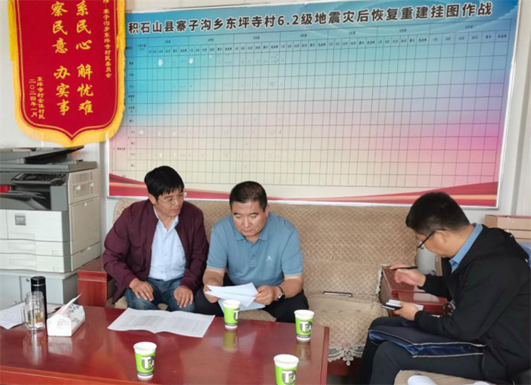 州縣紀(jì)委監(jiān)委機(jī)關(guān)聯(lián)合督查組對(duì)下沉干部 、駐村干部 、包村組長(zhǎng)、村干部 “四級(jí)”干部履職到崗情況，以及工作日志和民情臺(tái)賬、訴求臺(tái)賬進(jìn)行日常監(jiān)督檢查，壓實(shí)工作責(zé)任。.jpg