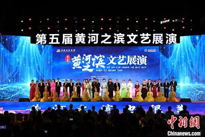 7月19日晚，第五屆黃河之濱文藝展演在蘭州體育文化廣場開幕。張曦予 攝