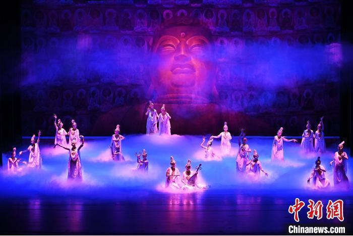 7月18日晚，中國(guó)經(jīng)典舞劇《絲路花雨》在甘肅蘭州黃河劇院進(jìn)行演出。中國(guó)經(jīng)典舞劇《絲路花雨》迎來(lái)45周年，7月17日-8月4日在蘭州開(kāi)啟為期多天的駐場(chǎng)演出。該舞劇取材于敦煌莫高窟壁畫(huà)，集中國(guó)霓裳羽衣舞、敦煌舞、印度舞、黑巾舞、波斯馬鈴舞等于一身，自1979年演出至今，該劇先后在40多個(gè)國(guó)家和地區(qū)演出近4000場(chǎng)，觀眾550多萬(wàn)人次。中新社記者 李亞龍 攝</p>
<p>