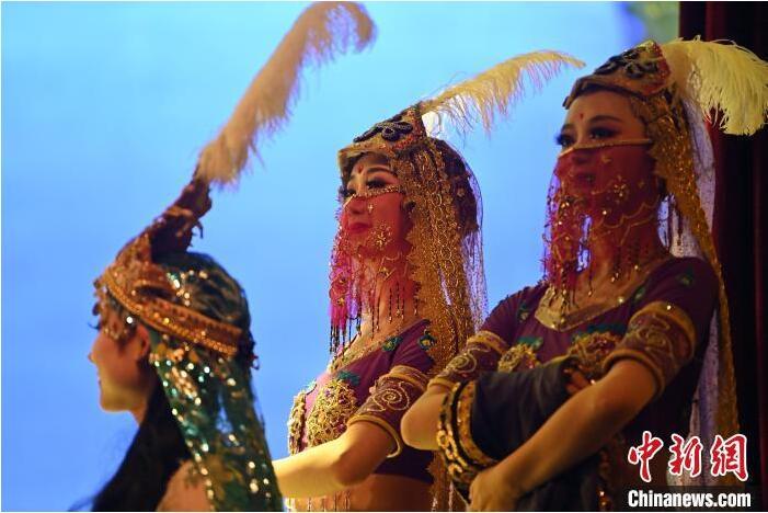 7月18日晚，中國(guó)經(jīng)典舞劇《絲路花雨》在甘肅蘭州黃河劇院進(jìn)行演出。中國(guó)經(jīng)典舞劇《絲路花雨》迎來(lái)45周年，7月17日-8月4日在蘭州開(kāi)啟為期多天的駐場(chǎng)演出。該舞劇取材于敦煌莫高窟壁畫(huà)，集中國(guó)霓裳羽衣舞、敦煌舞、印度舞、黑巾舞、波斯馬鈴舞等于一身，自1979年演出至今，該劇先后在40多個(gè)國(guó)家和地區(qū)演出近4000場(chǎng)，觀眾550多萬(wàn)人次。中新社記者 李亞龍 攝</p>
<p>