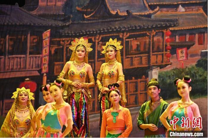 7月18日晚，中國(guó)經(jīng)典舞劇《絲路花雨》在甘肅蘭州黃河劇院進(jìn)行演出。中國(guó)經(jīng)典舞劇《絲路花雨》迎來(lái)45周年，7月17日-8月4日在蘭州開(kāi)啟為期多天的駐場(chǎng)演出。該舞劇取材于敦煌莫高窟壁畫(huà)，集中國(guó)霓裳羽衣舞、敦煌舞、印度舞、黑巾舞、波斯馬鈴舞等于一身，自1979年演出至今，該劇先后在40多個(gè)國(guó)家和地區(qū)演出近4000場(chǎng)，觀眾550多萬(wàn)人次。中新社記者 李亞龍 攝</p>
<p>