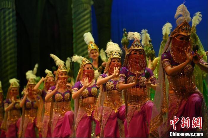 7月18日晚，中國(guó)經(jīng)典舞劇《絲路花雨》在甘肅蘭州黃河劇院進(jìn)行演出。中國(guó)經(jīng)典舞劇《絲路花雨》迎來(lái)45周年，7月17日-8月4日在蘭州開(kāi)啟為期多天的駐場(chǎng)演出。該舞劇取材于敦煌莫高窟壁畫(huà)，集中國(guó)霓裳羽衣舞、敦煌舞、印度舞、黑巾舞、波斯馬鈴舞等于一身，自1979年演出至今，該劇先后在40多個(gè)國(guó)家和地區(qū)演出近4000場(chǎng)，觀眾550多萬(wàn)人次。中新社記者 李亞龍 攝</p>
<p>