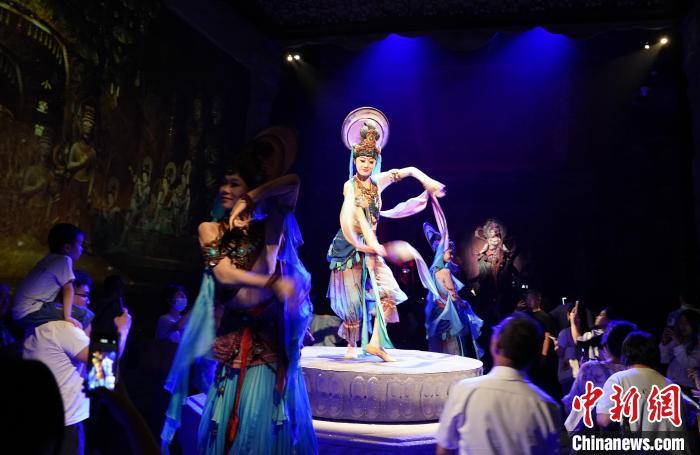 《樂動敦煌》是全球首部洞窟式沉浸體驗(yàn)劇，利用真人與數(shù)字影像虛實(shí)交換實(shí)現(xiàn)沉浸式體驗(yàn)。圖為2023年8月28日晚，《樂動敦煌》演出。(資料圖)中新社記者 毛建軍 攝