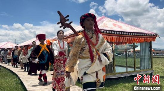 2024年6月，甘肅甘南藏族自治州上演藏服時(shí)裝秀。(資料圖)高瑩 攝