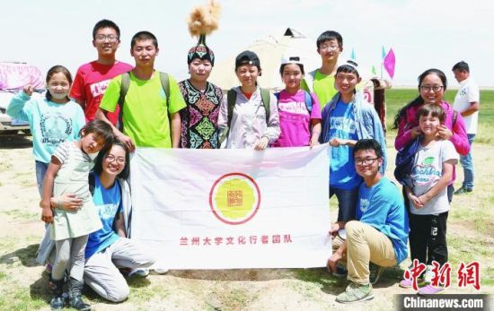 圖為蘭州大學(xué)文化行者團(tuán)隊(duì)走進(jìn)民族社區(qū)。(資料圖)蘭州大學(xué)供圖