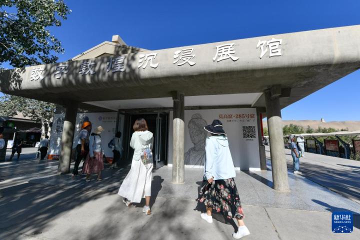 7月22日，游客排隊進入“尋境敦煌——數(shù)字敦煌沉浸展”場館。新華社記者 郎兵兵 攝</p>
<p>