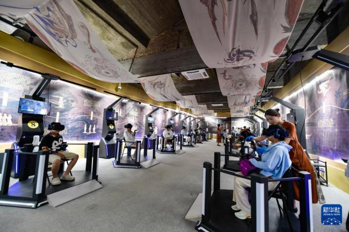 7月22日，游客線下體驗“尋境敦煌——數(shù)字敦煌沉浸展”。新華社記者 郎兵兵 攝</p>
<p>