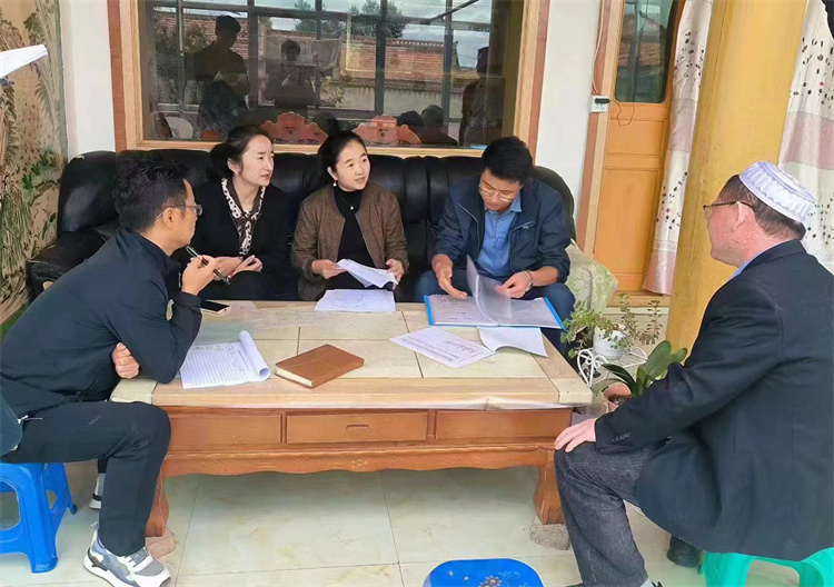 臨潭縣卓洛鄉(xiāng)紀(jì)委工作人員在下園子村農(nóng)戶家中了解在發(fā)放大病救助補(bǔ)助資金中是否存在落實(shí)不及時(shí)、不到位等作風(fēng)方面的問(wèn)題。.jpg