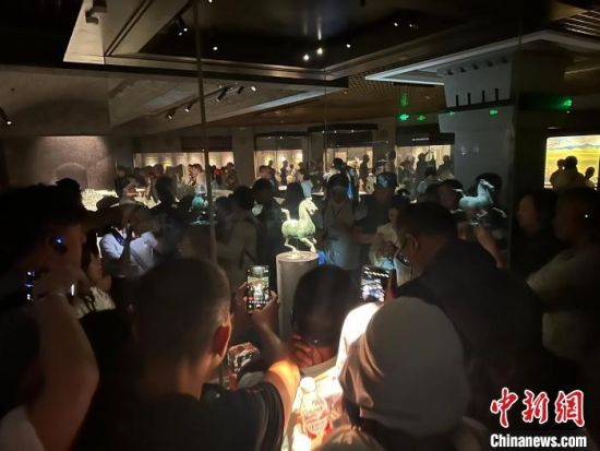 8月17日至23日，“濃濃民族情 兩岸一家親”臺(tái)灣同胞參訪團(tuán)甘肅行交流活動(dòng)在甘肅展開。圖為臺(tái)胞參觀甘肅省博物館。中新社記者 閆姣 攝