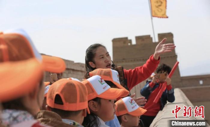 長(zhǎng)城腳下“守關(guān)人”張曉燕：讓石榴花開(kāi)滿(mǎn)戈壁