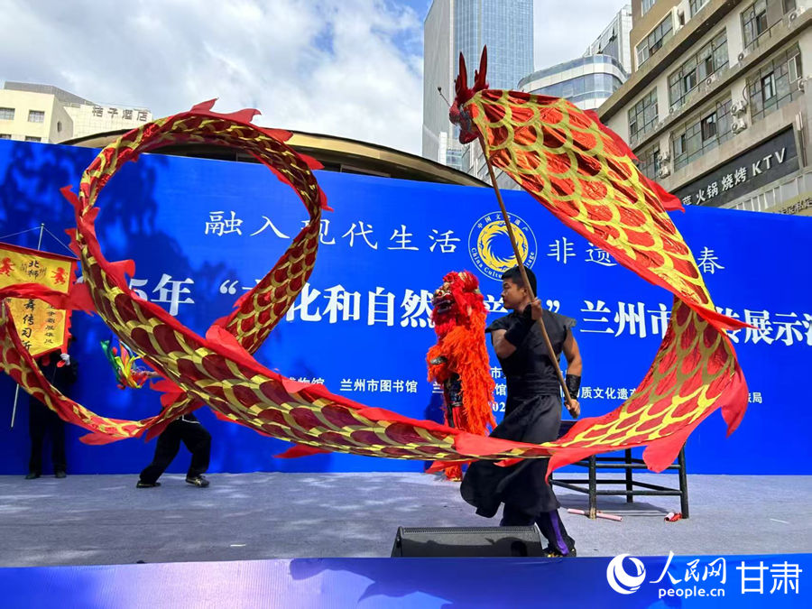 柴宗峰在2025年“文化和自然遺產(chǎn)日”蘭州市非遺宣傳展示活動(dòng)中表演舞獅。人民網(wǎng)記者 焦隆攝